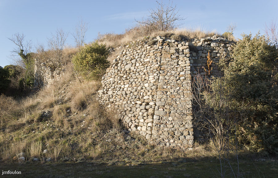 vx-salignac-032.jpg - Vestiges du château. Il s'agit des contreforts au dessus desquels se trouvait le château à proprement parler