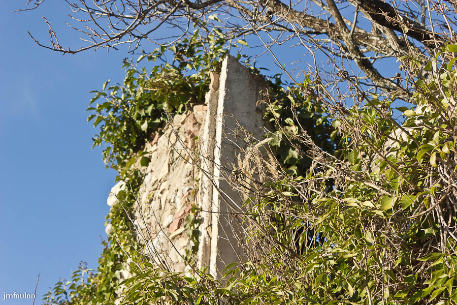 vx-salignac-039.jpg - Vestiges du village. Ici un tableau de fenêtre