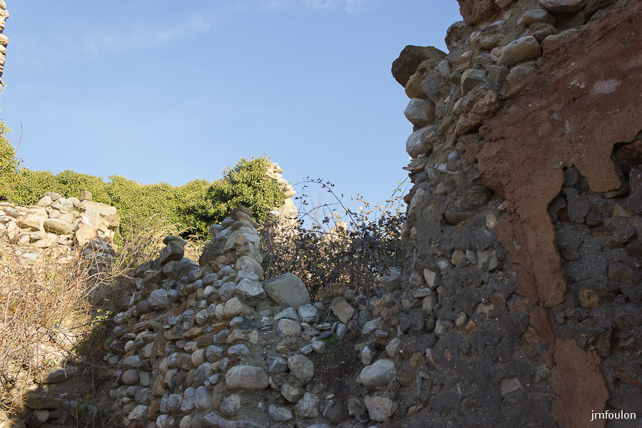 vx-salignac-040.jpg - Vestiges du village. Intérieur d'une maison. A droite des restes d'enduit