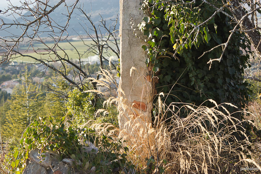vx-salignac-041.jpg - Vestiges du village. Ici un tableau de fenêtre