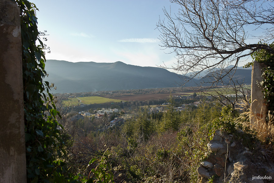 vx-salignac-046.jpg - Vue vers l'Ouest depuis l'intérieur d'une bâtisse. En bas on aperçoit le village actuel