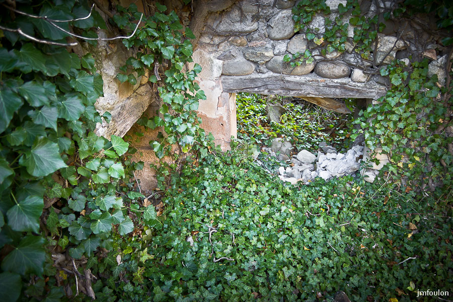 vx-salignac-048.jpg - Intérieur d'une bâtisse