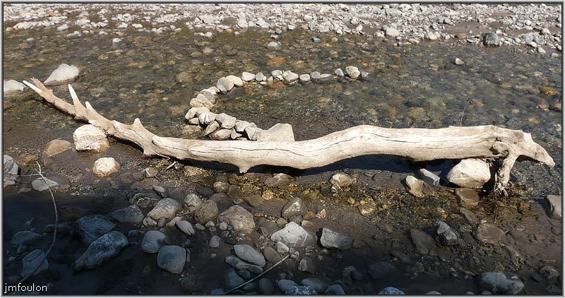 sasse-chateau-11web.jpg - Bois flotté et petit assemblage de pierres dans le lit du torrent