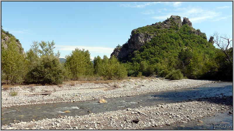 sasse-chateau-12web.jpg - Derrière ce rocher se trouve le village de Châteaufort