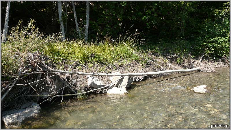 sasse-chateau-22web.jpg - Autre vue du lit sur la rive droite