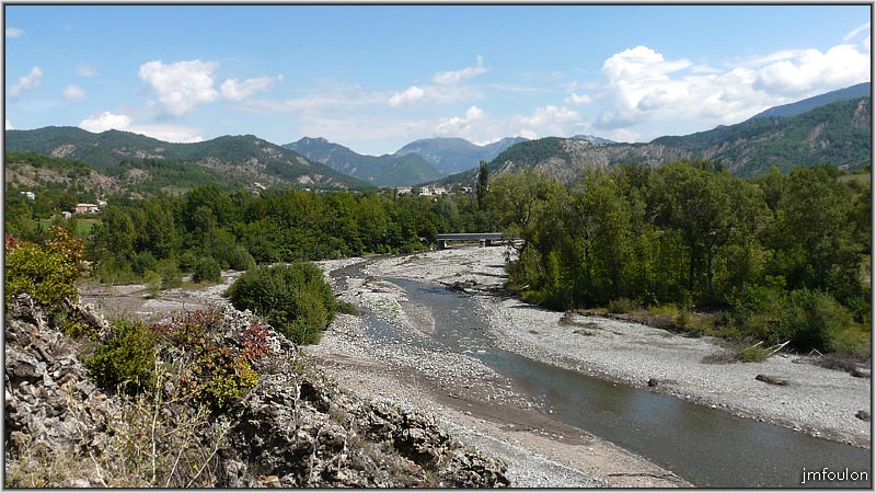 sasse-chateau-26web.jpg - Le pont de Châteaufort depuis la D 954.Au loin,  Au centre, on aperçois Nibles