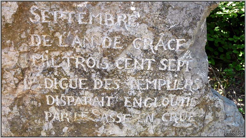 sasse-chateau-33web.jpg - Inscrtiption récente sur une pierre dressée en bord de chemin