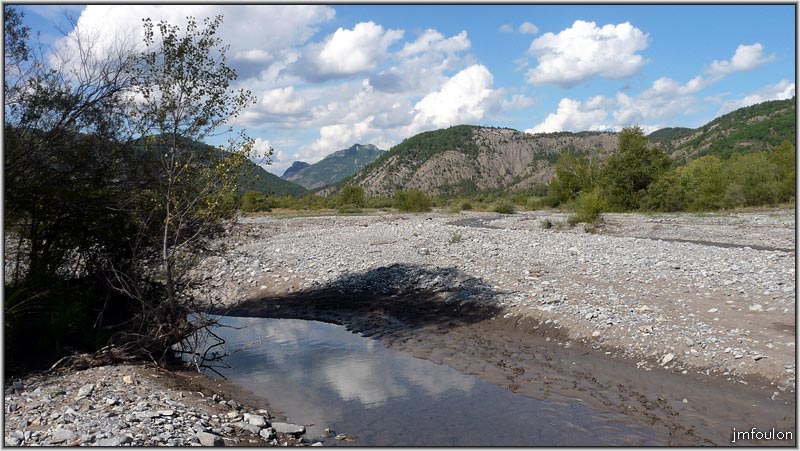 sasse-nibles-14web.jpg - Ici, le lit du Sasse est énorme et forme un plateau formé d'une multitude d'iscles et de bras. Au loin le Serre de la Vache,  au centre derrière le serre,  la Blachère (1282m)
