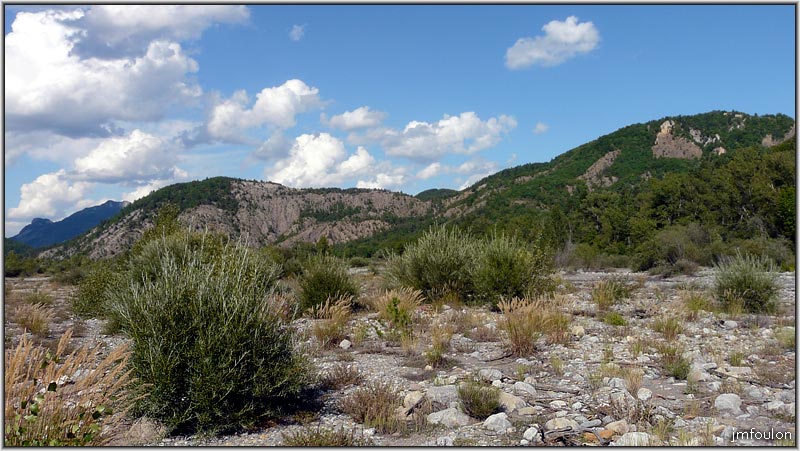 sasse-nibles-19web.jpg - Dans les iscles. A gauche Serre la Vache et à droite Sommet des Moulières (871m)