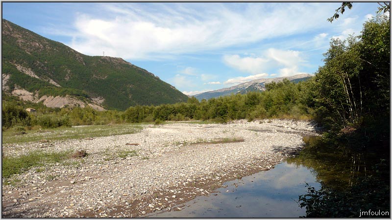 sasse-06web.jpg - Vue vers l'amont. A gauche une partie de Hongrie (953 m), au loin Jouere (1886 m)