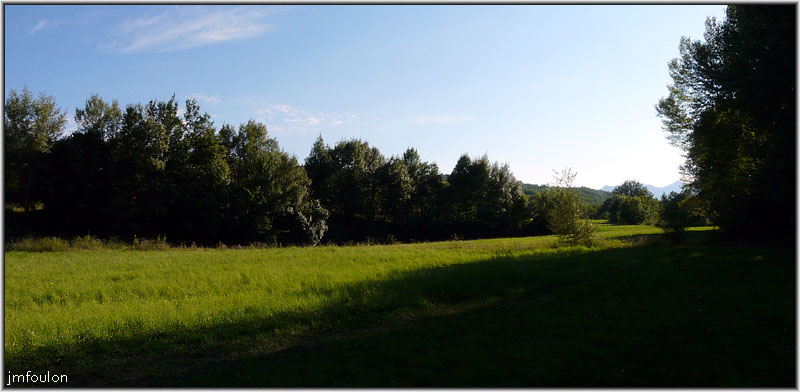 sasse-25web.jpg - Près rive droite au sud vers la Damiane (ferme) Vue à contre jour