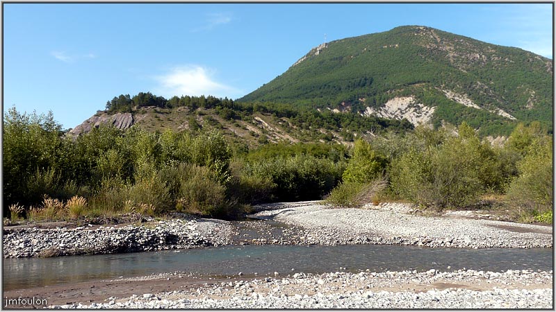 sasse-28web.jpg - Le sasse. A droite se trouve une iscle très étendue. Derrière, le Rocher de Hongrie