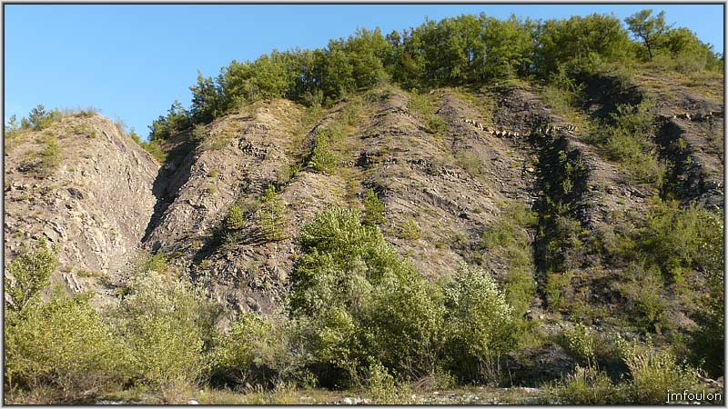 sasse-39web.jpg - Collines en érosion rive droite du torrent