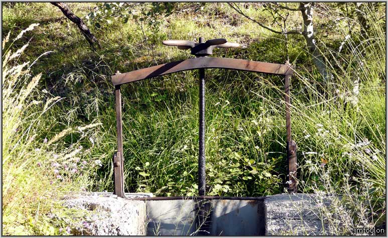 sasse-41web.jpg - Ici, au niveau du Ravin des Martins, se trouve rive droite un petit canal d'irigation visiblement abandonné