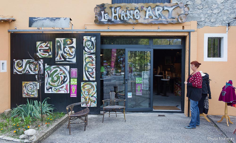 hang-art-001.jpg - Le Hang'Art - Route de Grenoble. Lieu permanent à Serres. Pour en savoir plus: http://lehangart.wordpress.com/