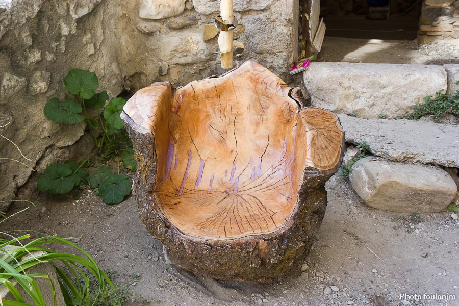 requejo-daniel-01.jpg - Daniel Requejo. Fauteil dans un tronc de cerisier. Sculture à la tronçonneuse. Pour en savoir plus: http://artscad.com/@/DanielRequejo