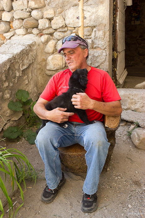 requejo-daniel-02.jpg - Daniel Requejo en personne avec un chiot trouvé le jour même.
