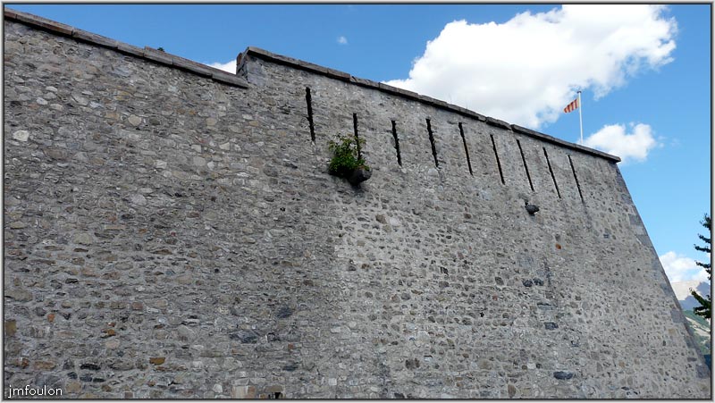citadelle-02web.jpg - Une partie du rempart sud  de l'avant-fort de la citadelle avec ses créneaux de fusillade pour ler tir plongeant