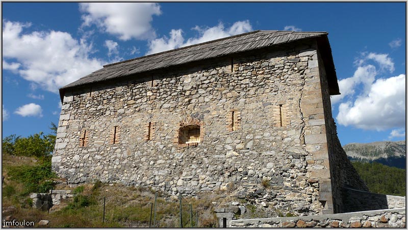 citadelle-12web.jpg - La poudrière (facade est) et sa couverture de bardeaux
