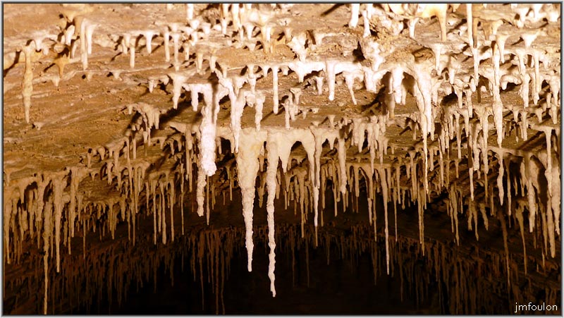 citadelle-18web.jpg - La citerne était alimentée par l'eau de pluie récupérée à l'aide d'un système de caniveaux à partir des calades et des toitures. Ici, les stalactites sur la voute