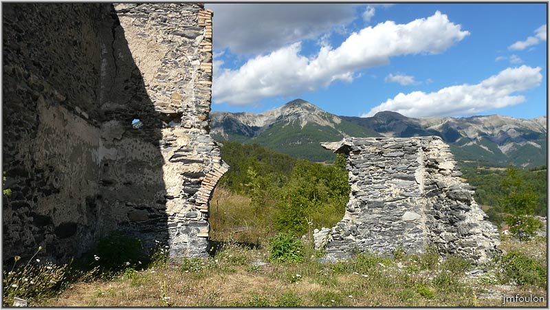 citadelle-20web.jpg - Ruines des batiments abritants la garnison du fort. Il y avait deux bâtiments d'une capacité de 144 hommes chacuns. La garnison n’excédera cependant jamais 120 hommes