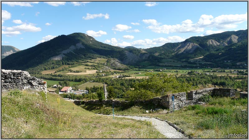 citadelle-22web.jpg - Vue vers le sud-ouest depuis le pied de la Grande Tour que nous visiterons plus loin