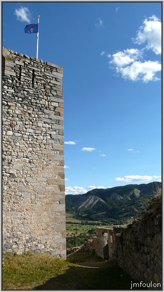 citadelle-26web.jpg - Angle ouest de la Grande Tour. A droite l'accès aux latrines