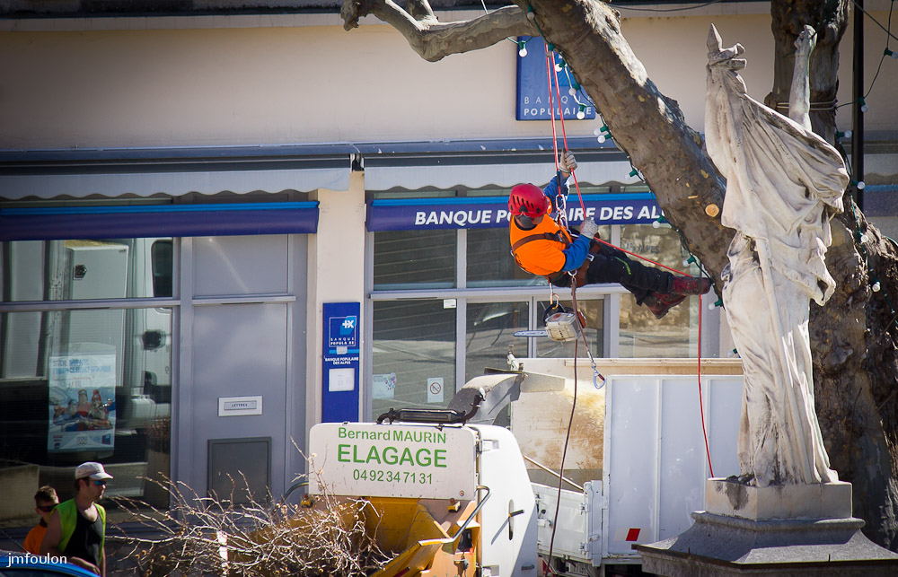 elagage-004.jpg - Descente en rappel sous l'oeil de la République ...
