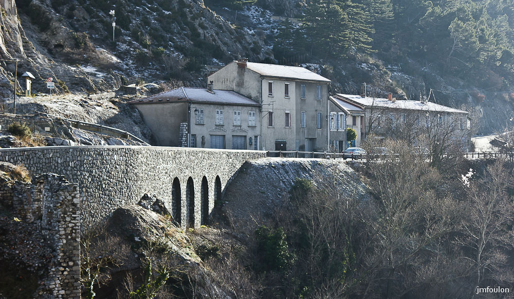 tr-baume-001-2.jpg - Sud de la Baume au petit matin. A droite, on aperçois le début de l'ancienne route d'Entrepierre que nous allons empreinter lors de cette rando