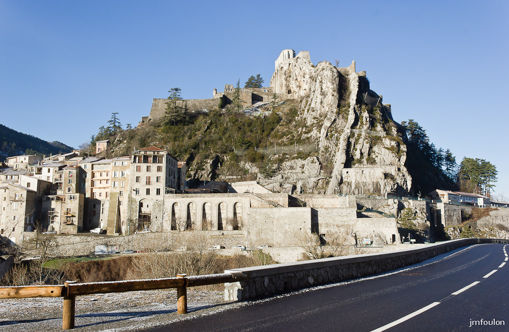 tr-baume-003-2.jpg - Vue sur la citadelle depuis la D4