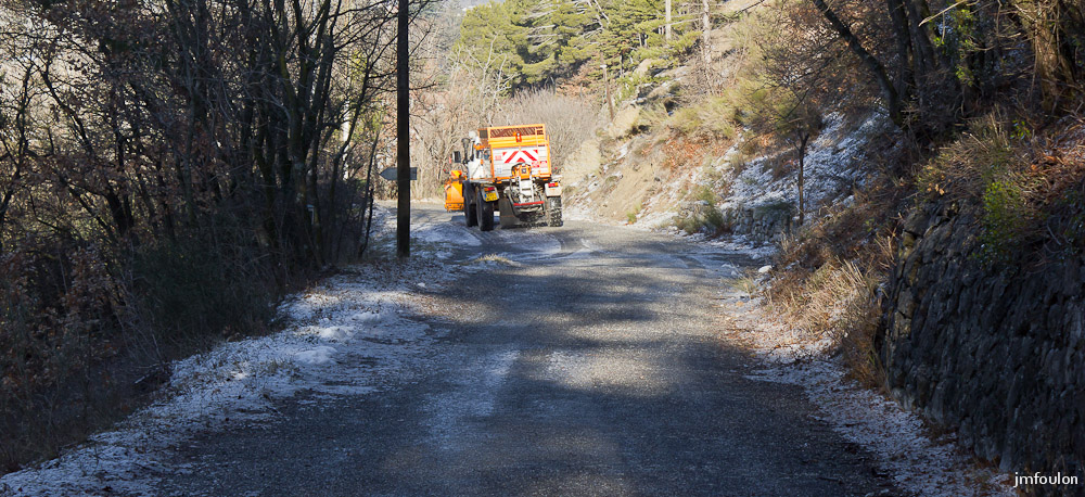 tr-baume-006-2.jpg - Opération salage sur la partie de l'ancienne route d'Entrepierre qui dessert les dernières habitations implantées ici