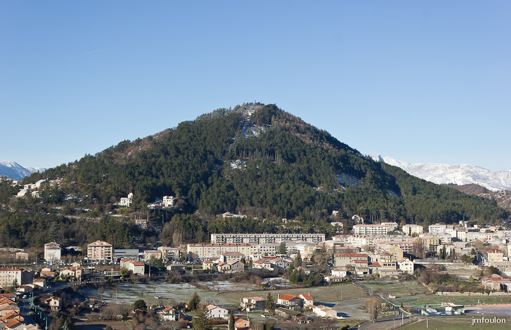 tr-baume-011-2.jpg - La crête du Molard (920 m en son point le plus haut) et au 1er plan, les Marres