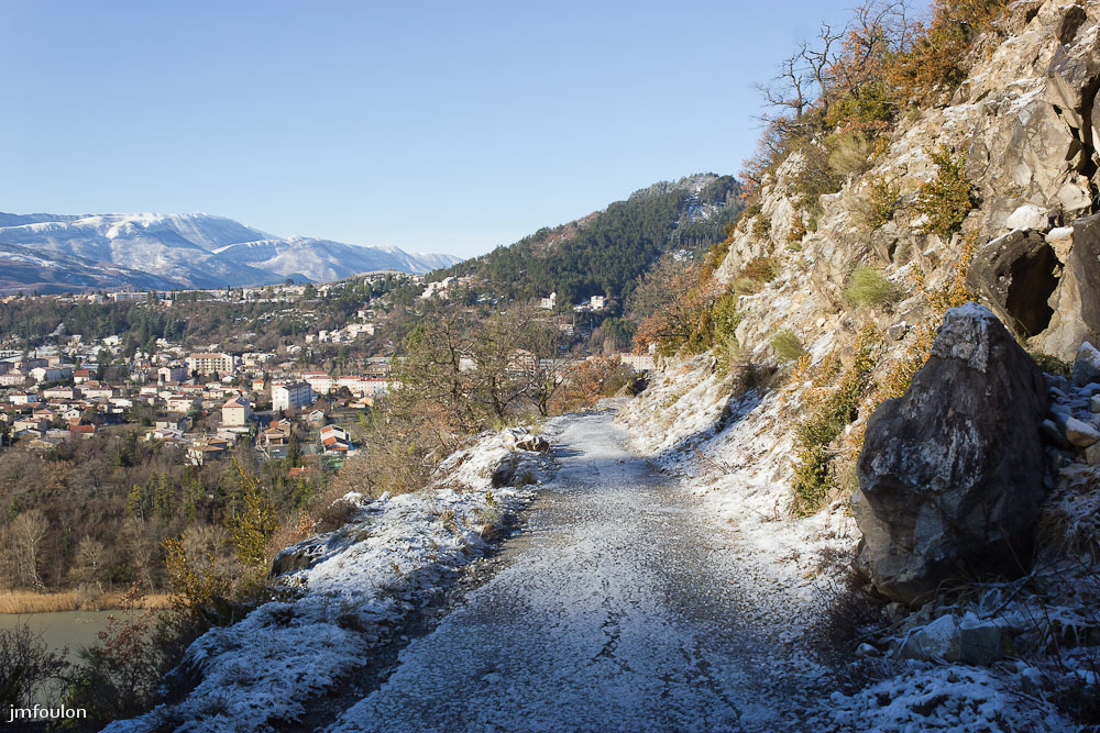 tr-baume-012-2.jpg - Nous continuons notre assension. Nous sommes toujours sur l'ancienne route d'Entrepierre que l'on voit ici