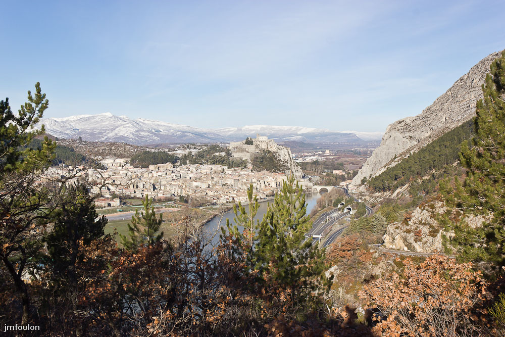 tr-baume-015-2.jpg - Vue sur Sisteron, la Durance et le pont de la Baume. A droite, la montagne de la Baume au niveau de la clue