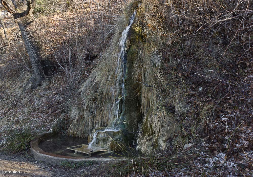 tr-baume-019-2.jpg - Source captée en bordure de l'ancienne route d'Entrepierre. Potable et toujours fraîche !