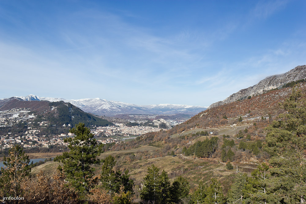 tr-baume-029-2.jpg - Vue sur Sisteron, le Molard à gauche et la Baume à droite