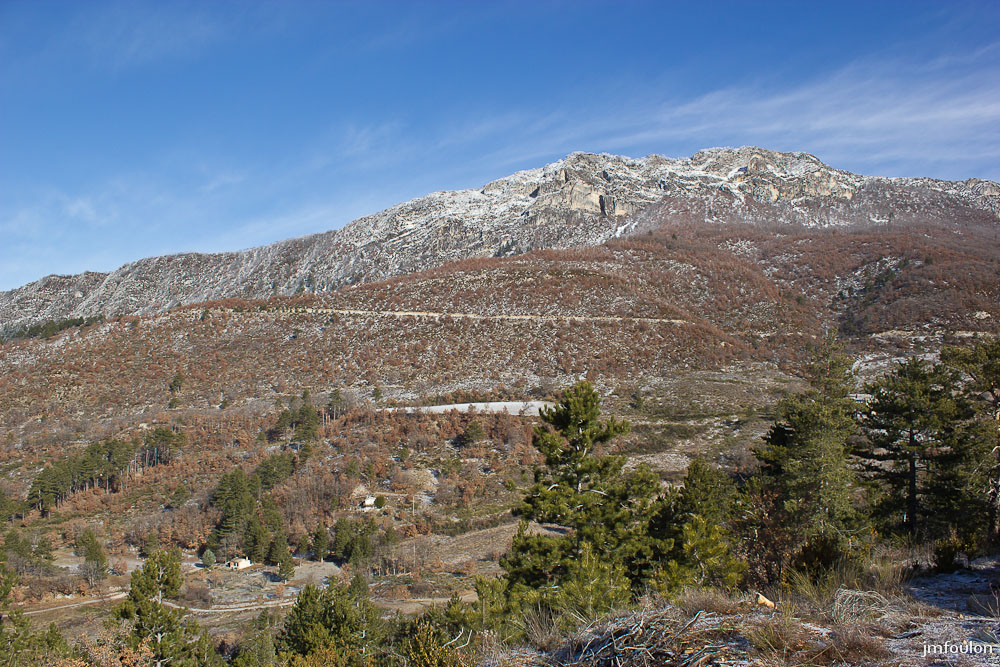 tr-baume-031-2.jpg - Nous avons quitté l'ancienne route d'Entrepierre pour empreinter une piste plein Nord que nous allons suivre sur environ 2,5 km