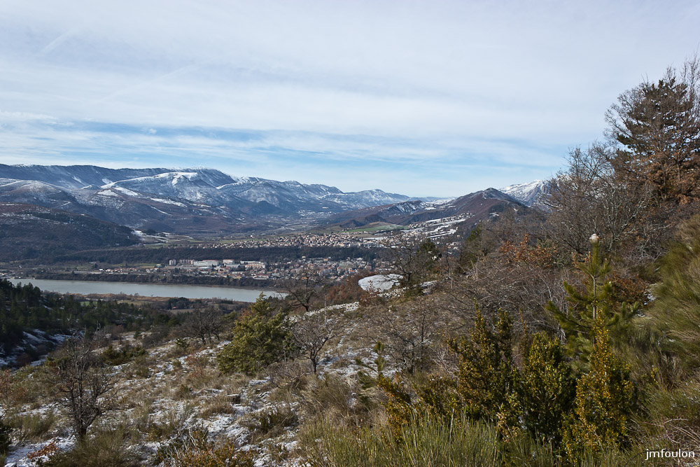 tr-baume-032-2.jpg - Autre vue vers le Sud. On voit bien ici le plateau du Thor et l'Adret du Molard à droite