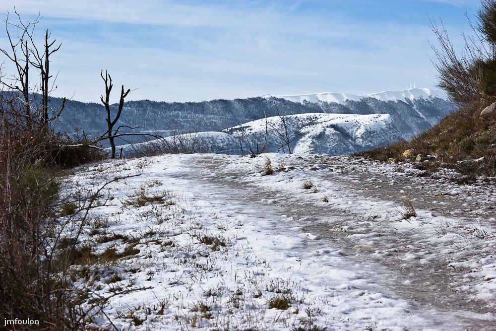 tr-baume-046-2.jpg - La piste ici verglacée. Au loin le sommet de Lure (1826 m)
