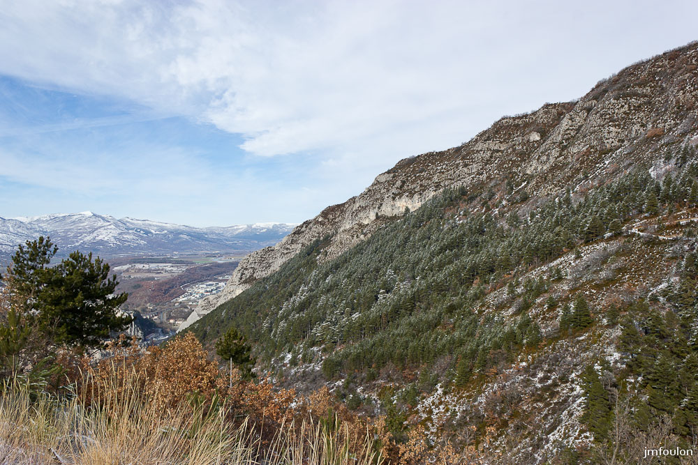 tr-baume-050-2.jpg - L'adret de la Baume et au loin le plateau de Solleillet