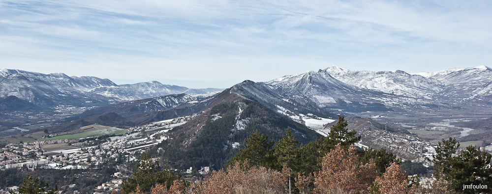tr-baume-051-2.jpg - Au centre, le Molard suivi de le montagne de l'Ubac (1280 m au Rocher du Loup). A droite la crête de St Cyr (1365 m au col) et la montagne de Chabre (1352 m)