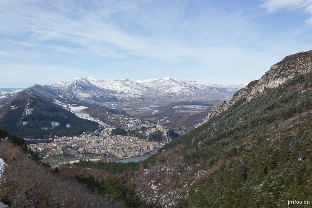 tr-baume-054-2.jpg - Derrière la ville à gauche longeant l'Ubac du Molard, la Marquise bordée à sa gauche par le Collet à l'Ubac duquel au voit couler le Buech