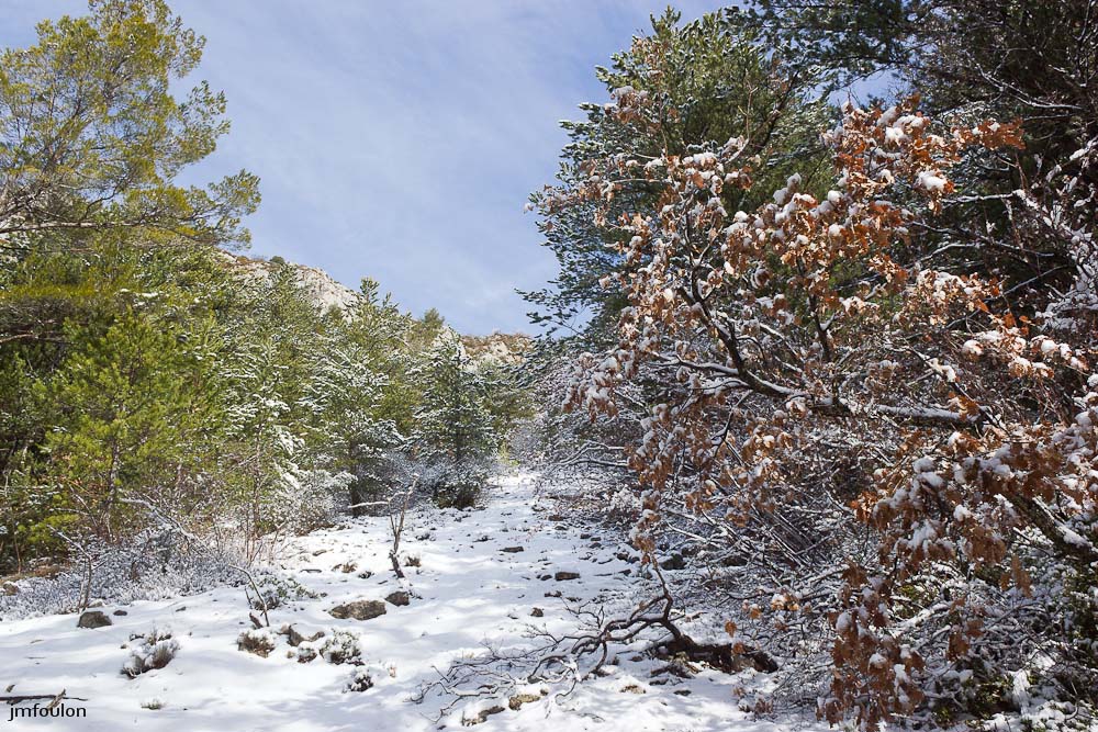 tr-baume-068-2.jpg - Pierrier enneigé à l'adret de la Baume