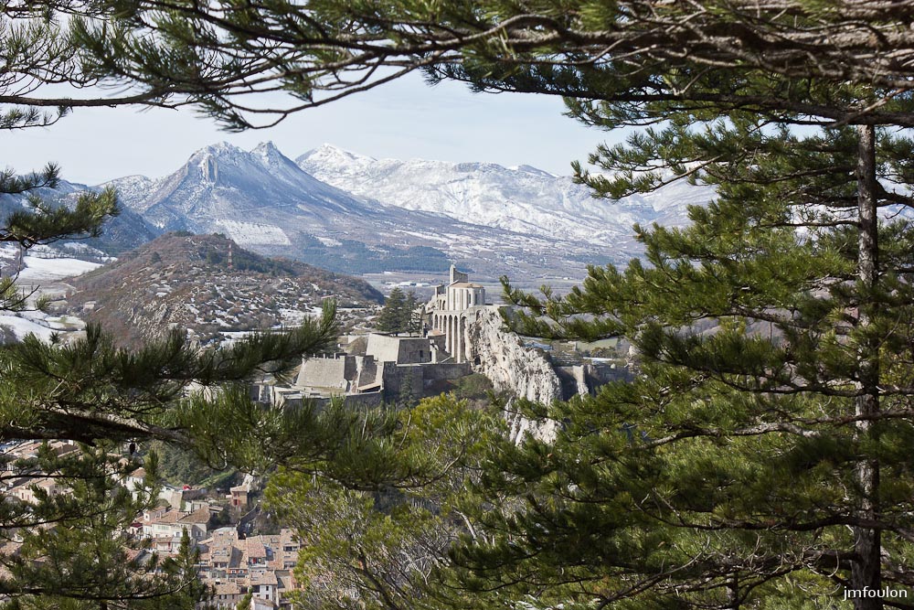 tr-baume-069-2.jpg - La citadelle ancrée ici depuis des siècles, nous apparaît soudain !