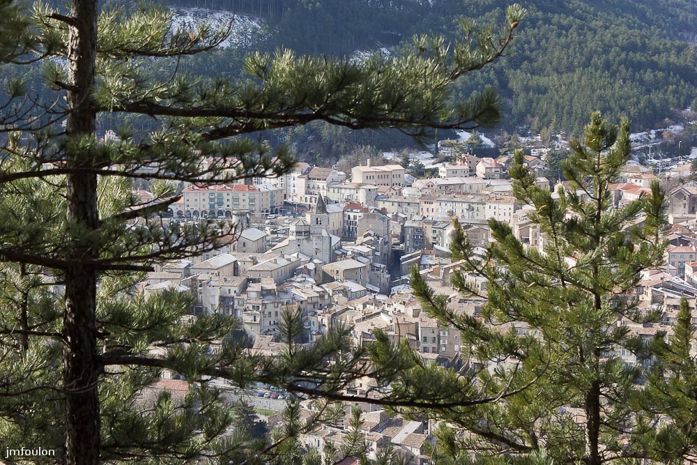 tr-baume-071-2.jpg - Vue sur la ville depuis le sentier