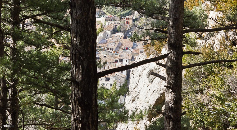 tr-baume-073-2.jpg - Autre vue sur la ville depuis le sentier