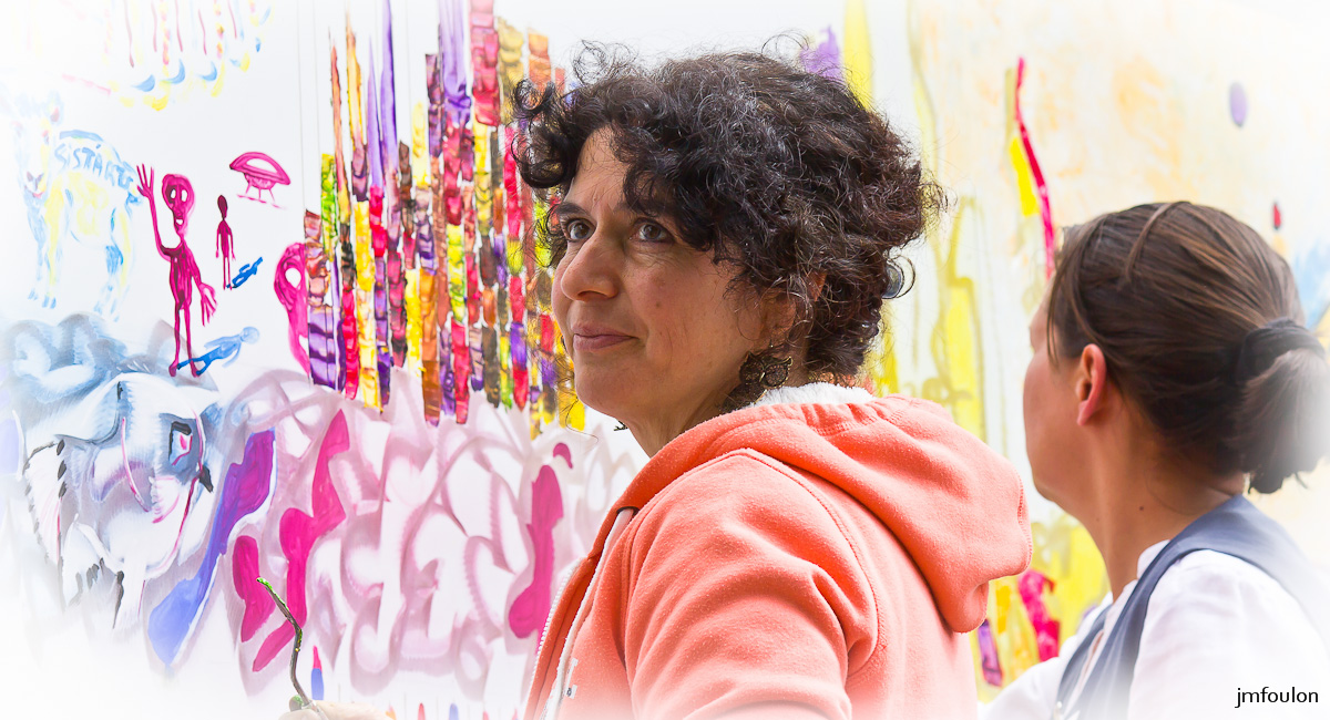 perf-031-2.jpg - Performance Sist'Arts du 31 mai 2014 Sisteron - Les Marres - Emmanuelle Bernard et Karine Villard