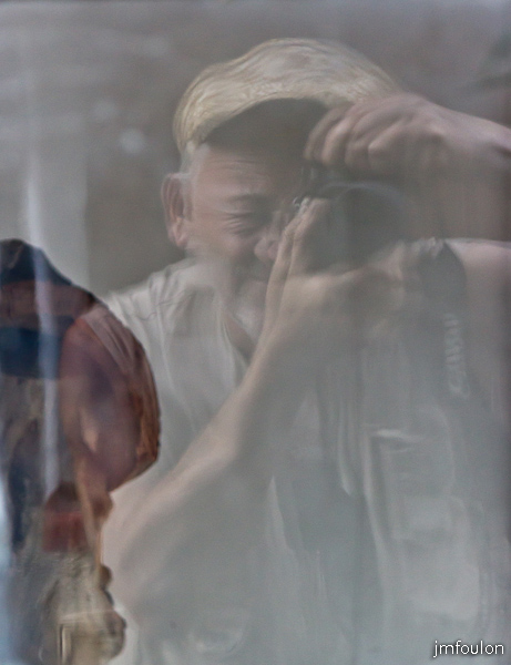 fenetre-autoportrait-2.jpg - Quartier de Bourg Reynaud - Autoportrait en reflet