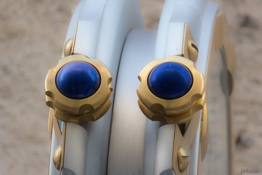 horloge.jpg - Rue droite Basse - Horloge au regard bleu