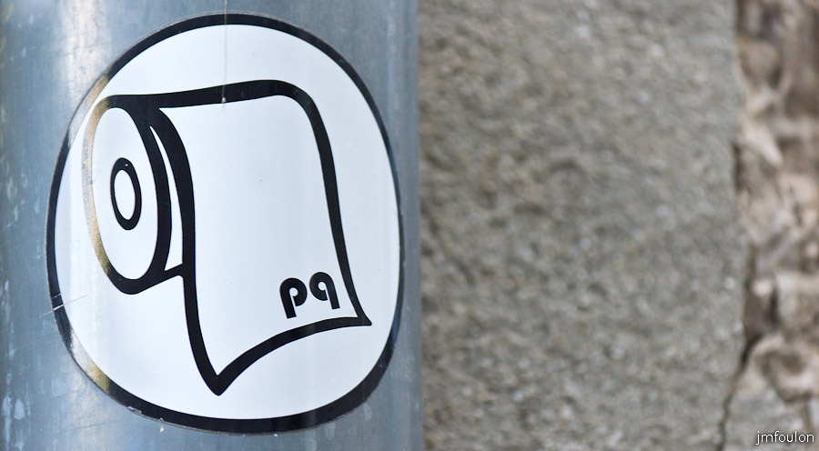 pq-01.jpg - Rue du Glissoir - Autocollant sur une gouttière